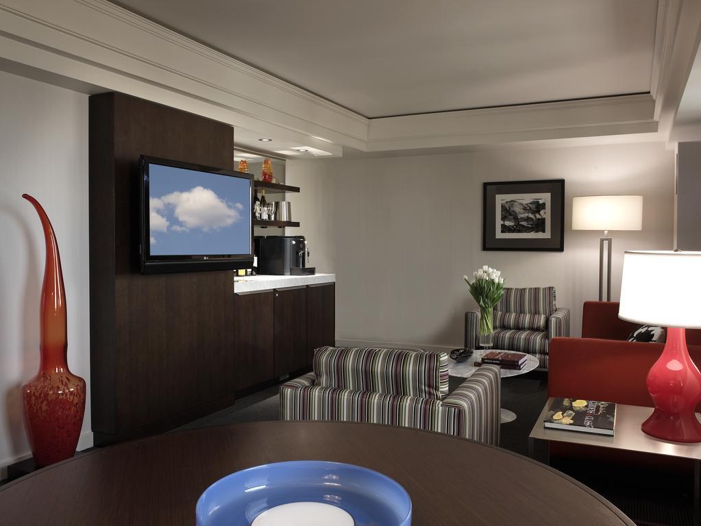 Hotel Murano Tacoma Buitenkant foto A suite at the Renaissance Boston Harborview Hotel