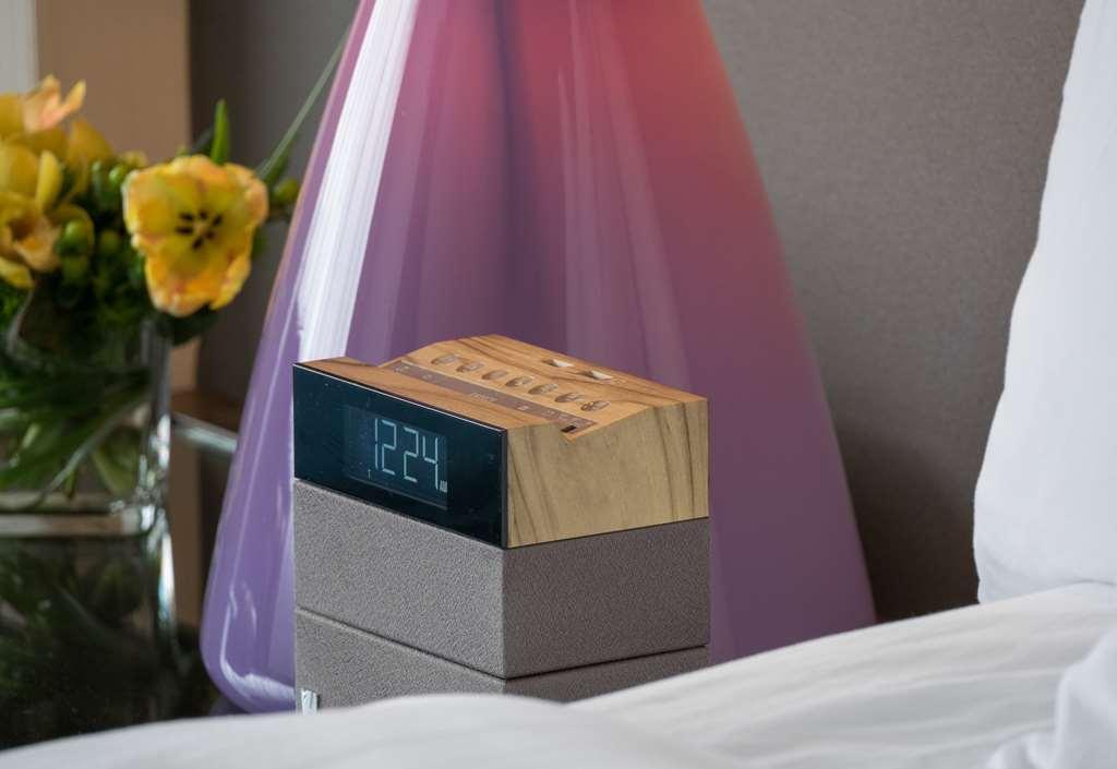 Hotel Murano Tacoma Kamer foto The new alarm clock