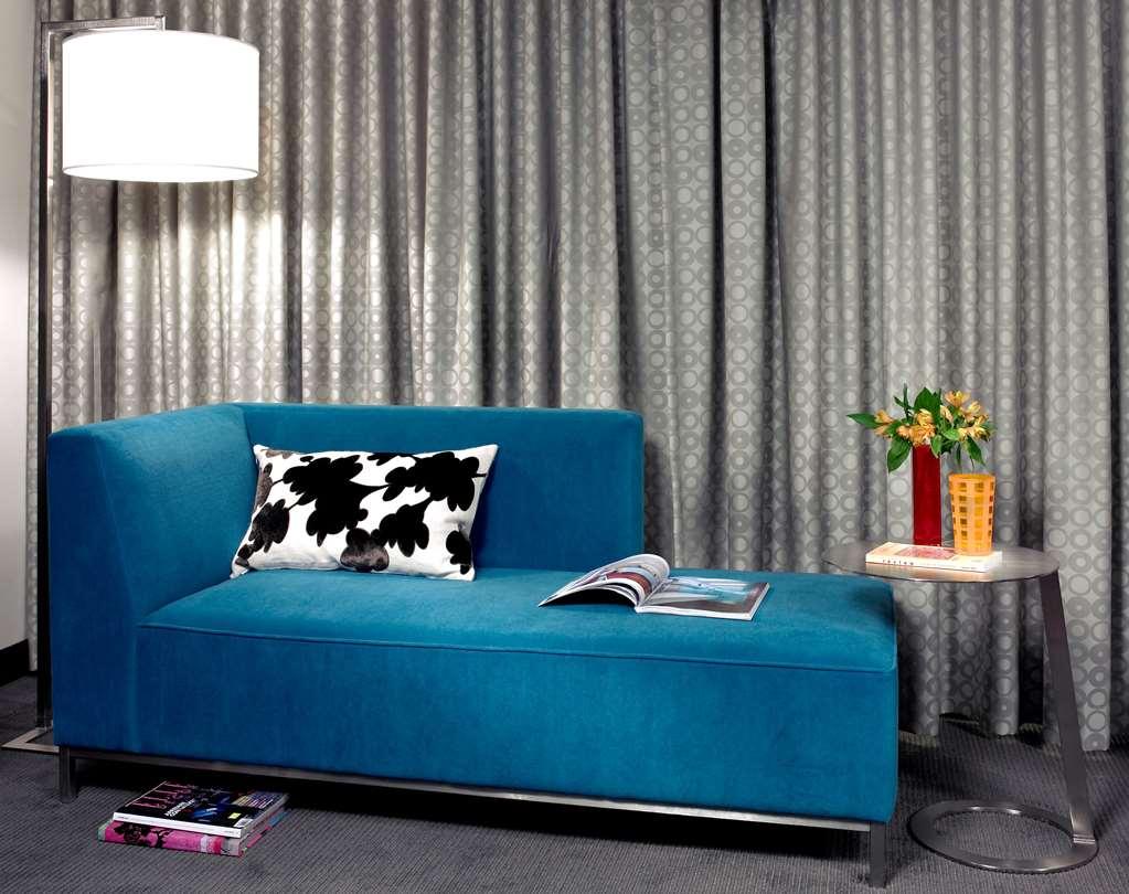 Hotel Murano Tacoma Kamer foto A blue chaise longue