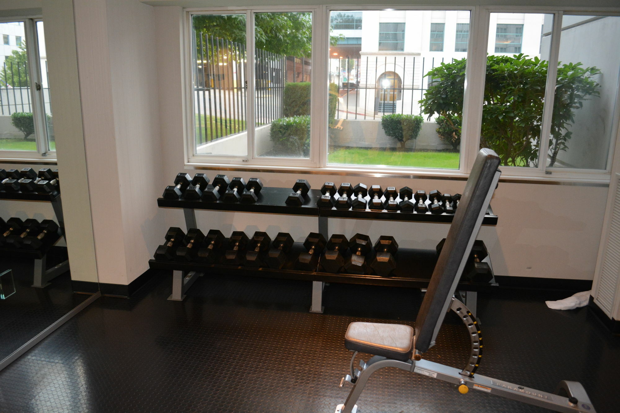Hotel Murano Tacoma Buitenkant foto Dumbbells on a rack